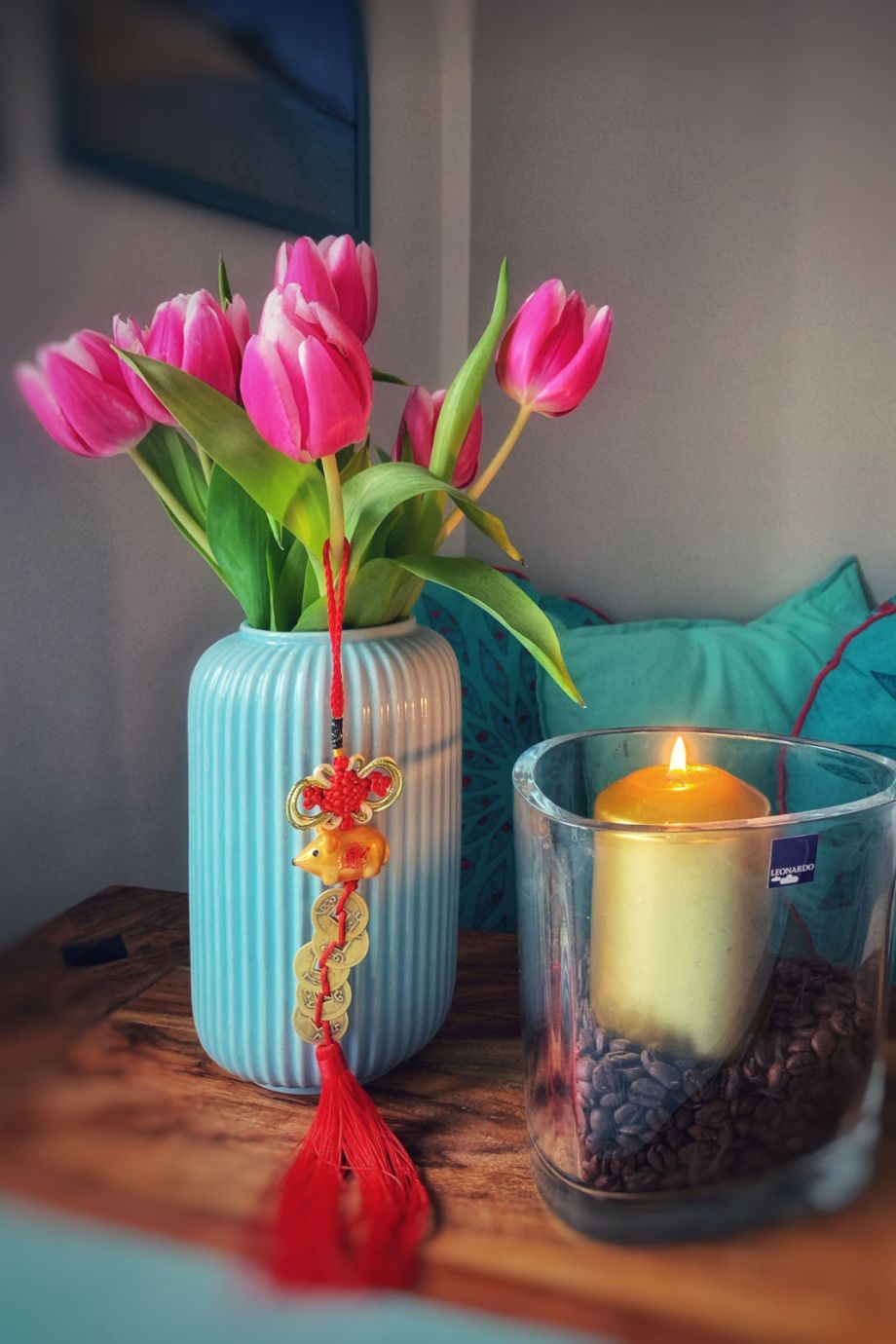 Blumenvase mit Tulpen und Glückbringer / Anhänger Metallratte